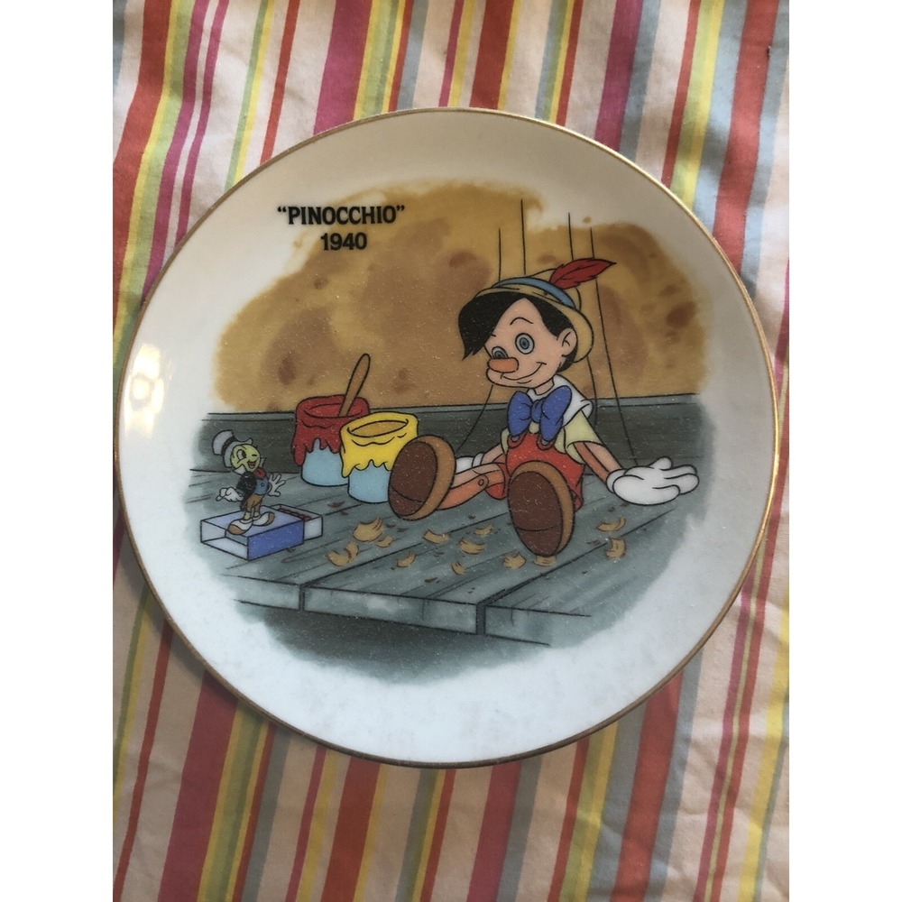 Disney Classics Pinocchio 1940 Collector Plate Set Lot of 2 Rare Japan Stands